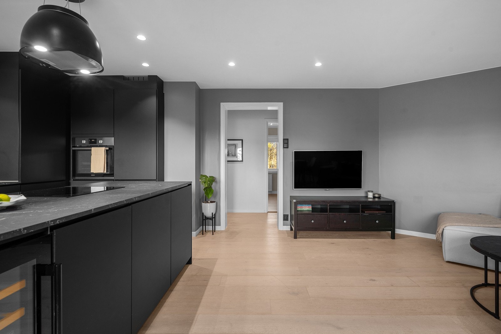 Stue og kjøkken i åpen løsning Galleribilde