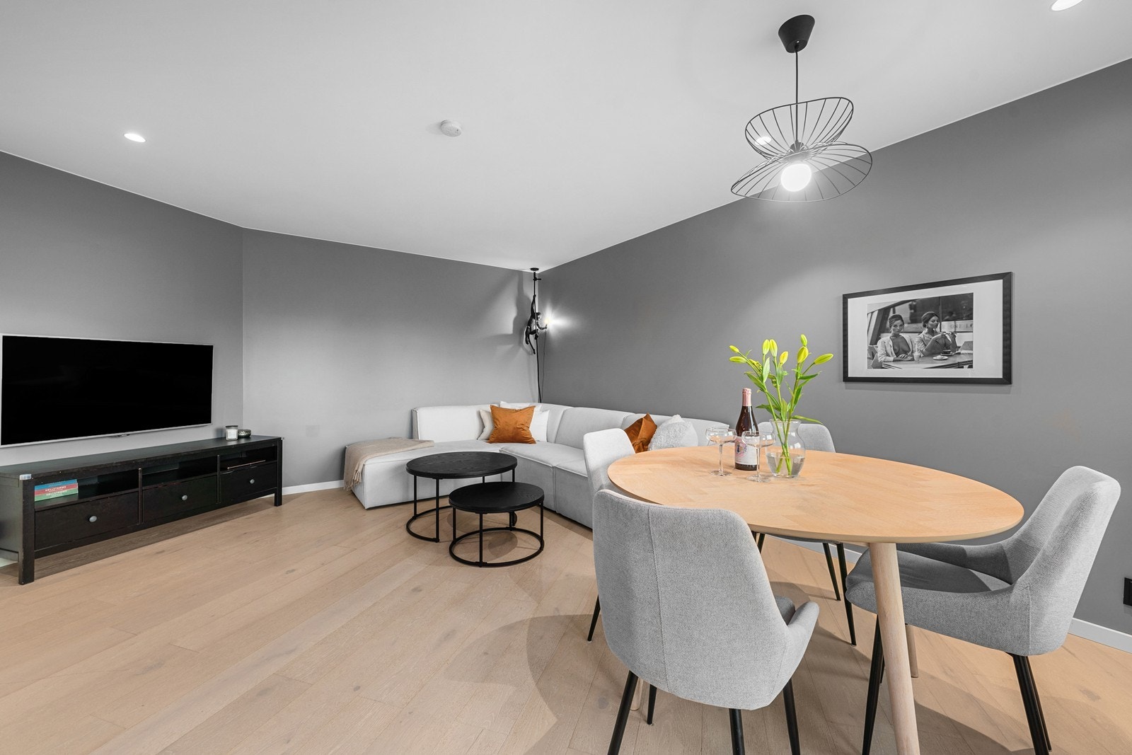 God plass til spisebord og sofa Galleribilde