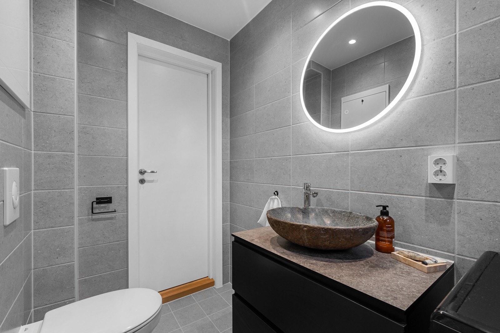 Flotte detaljer hva gjelder flisvalg, servant i stein, belysning mm Galleribilde