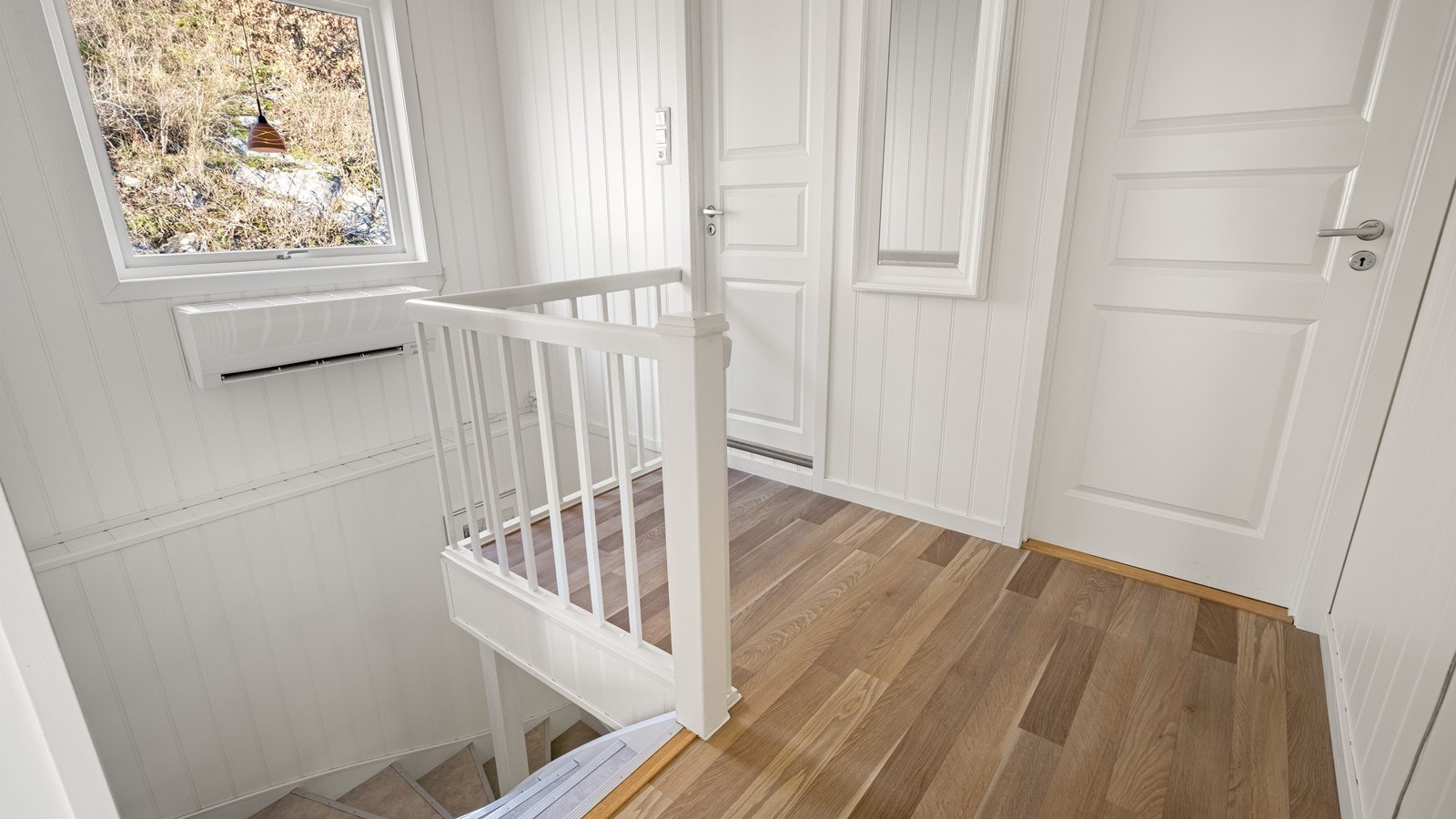 Boligen har 2 varmepumper - en av dem montert ved trappeløpet i 2.etg Galleribilde