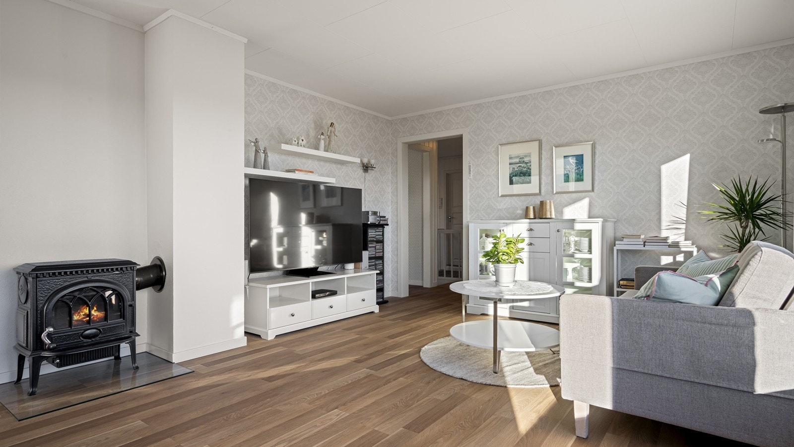 I stuen er det flott gulv fra 2017 og en stemningsskapende vedovn Galleribilde