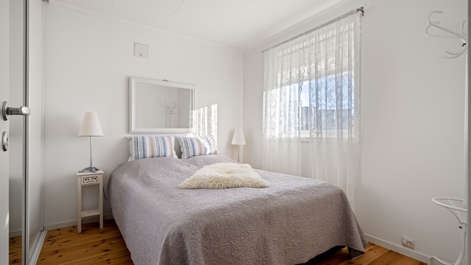 Lyst og fint soverom med god plass til innredning Galleribilde