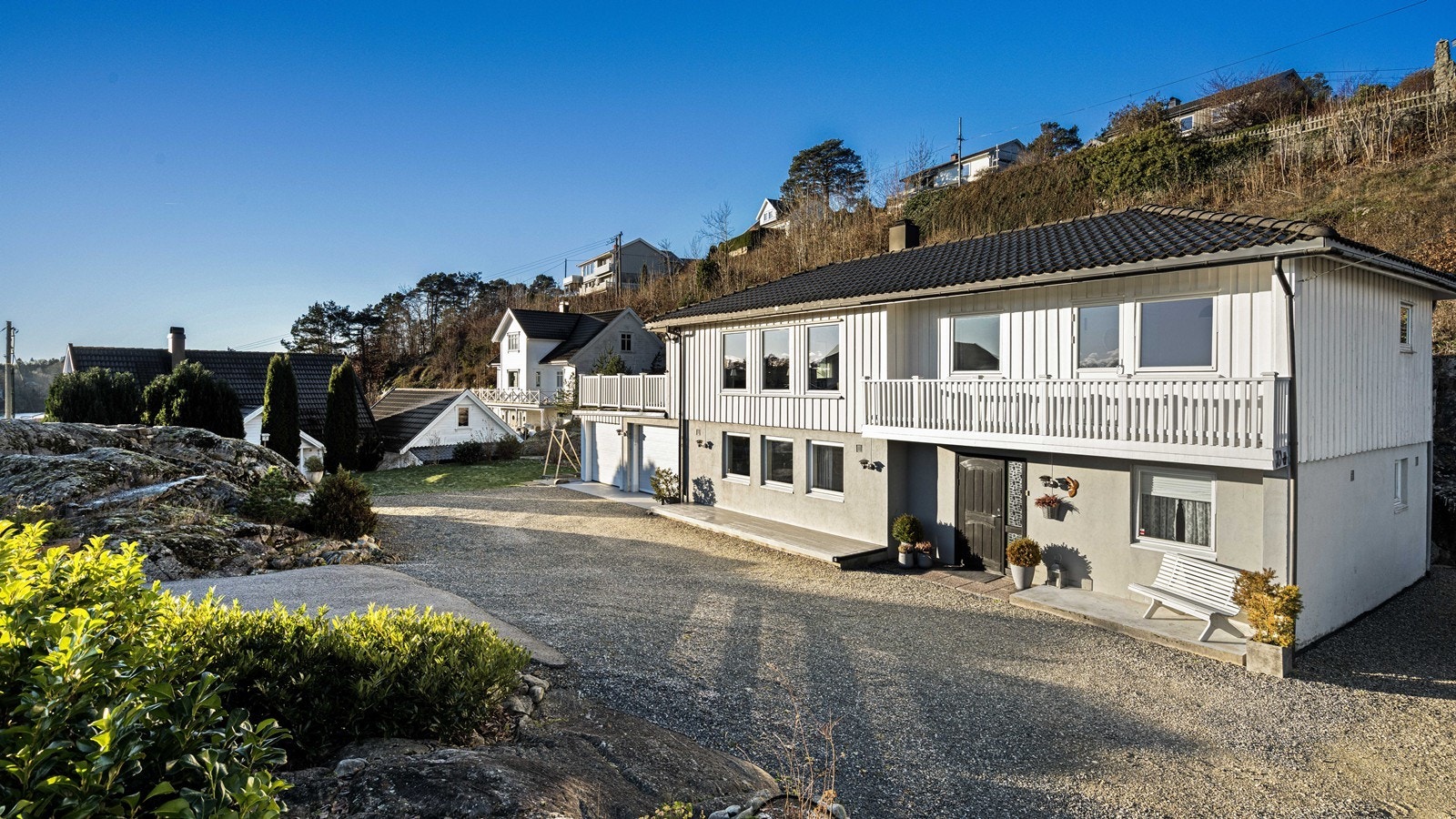 Eiendommen er på ca. 2 mål og har romslig innkjørsel med god biloppstillingsplass Galleribilde