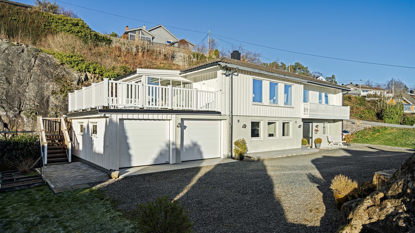 Fin hage med gress og beplantning. Adkomst til veranda fra siden av garasjen Galleribilde