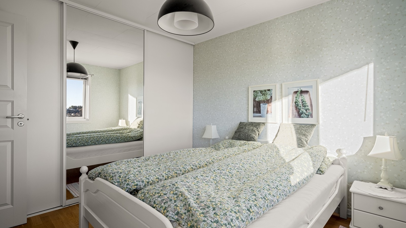 Romslig soverom med god plass til seng og oppbevaring Galleribilde