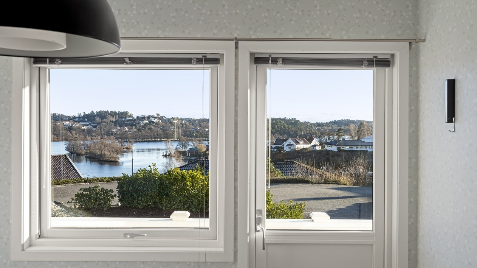 Fra soverommet er det flott utsikt og adkomst til veranda Galleribilde