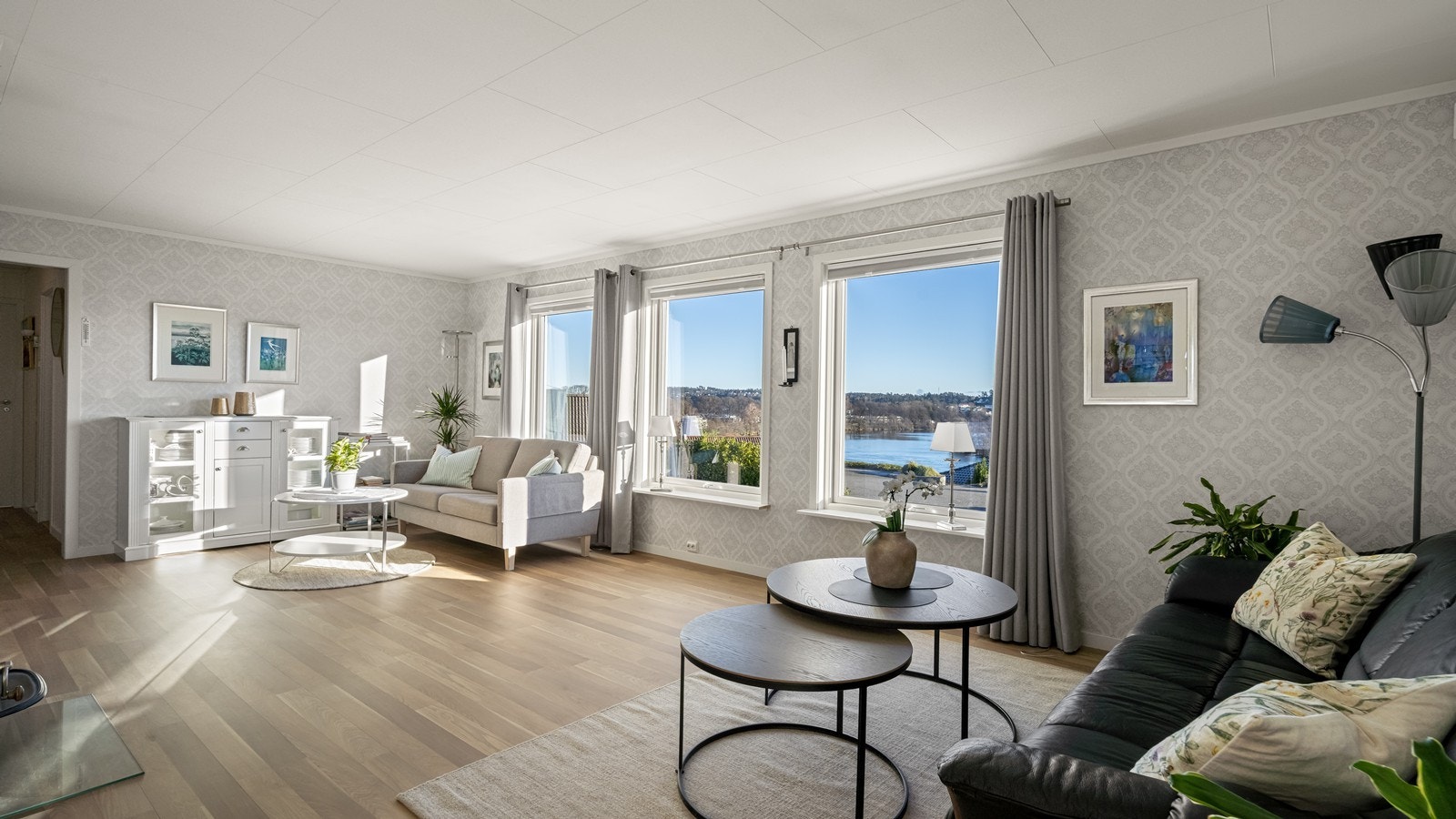 I stuen er det god plass til sofa, bord og tv med tilhørende møblement Galleribilde