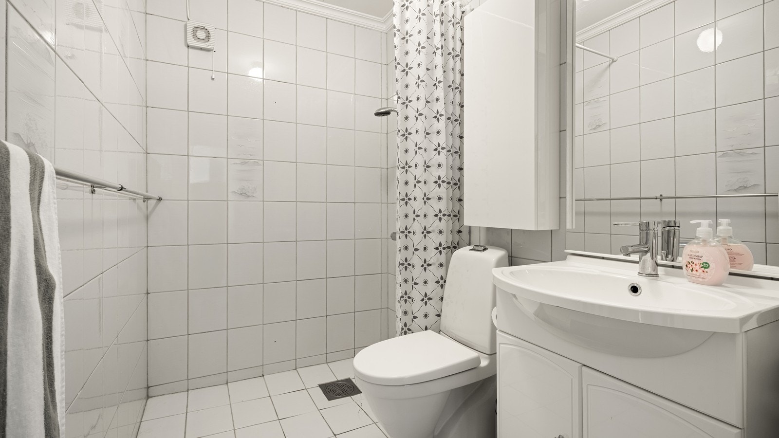 Lyst, flislagt bad Galleribilde