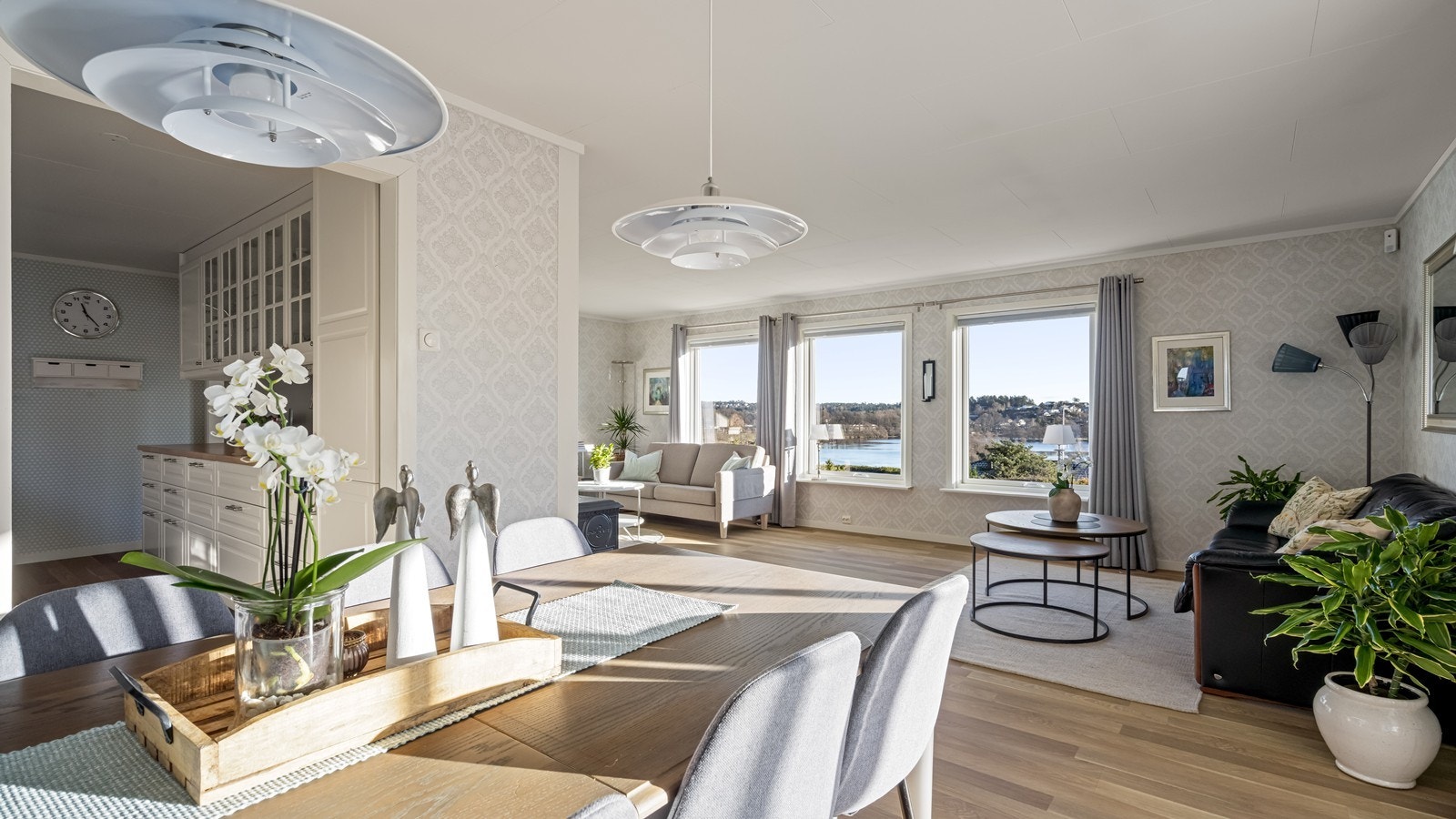 Lys og fin stue med nydelig utsikt gjennom de store vindusflatene Galleribilde