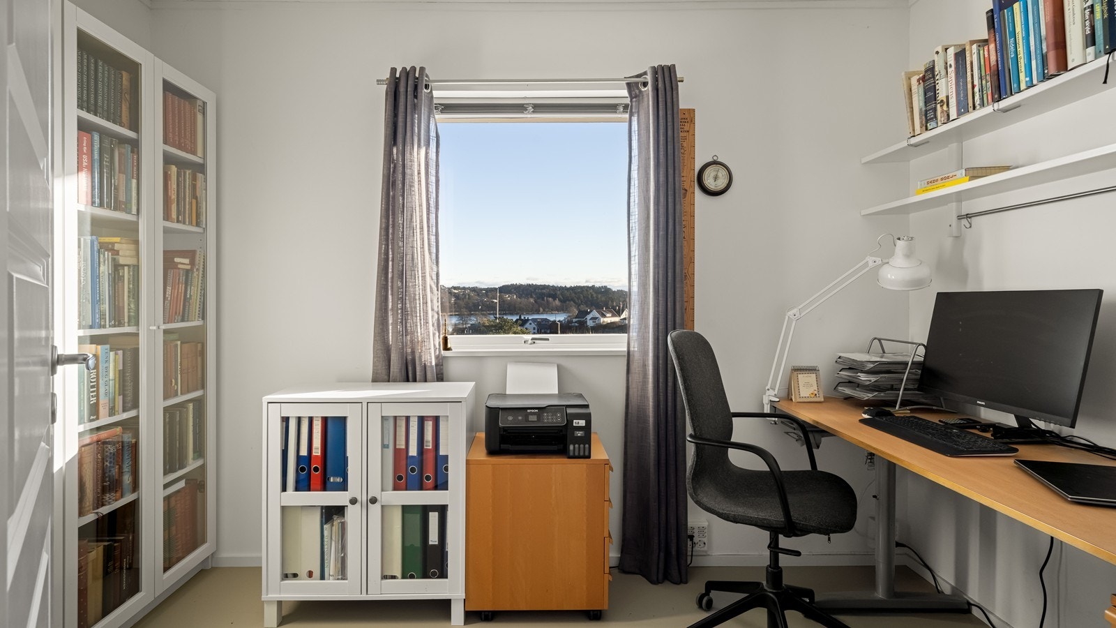 Flott soverom som benyttes som kontor Galleribilde