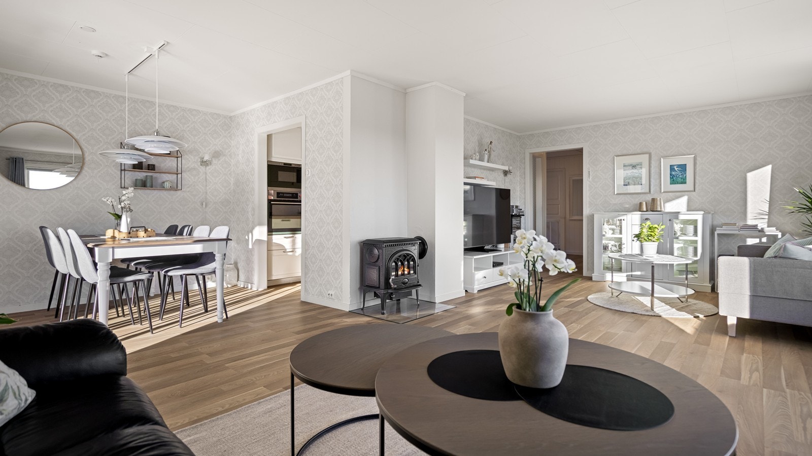 God plass til stor spisegruppe ved adkomsten til kjøkkenet Galleribilde