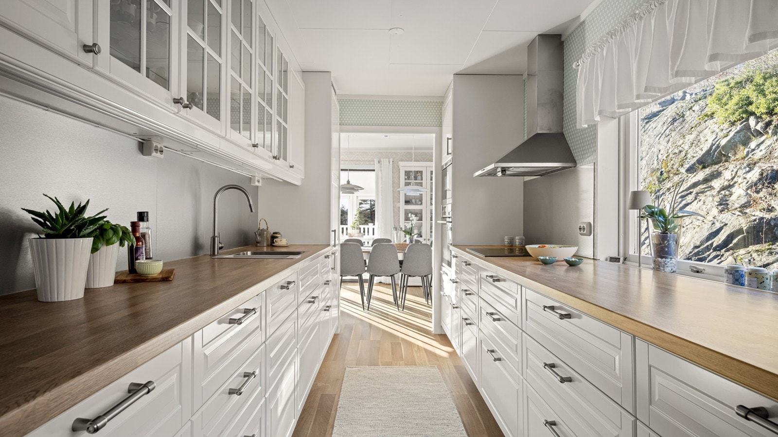 Lekkert IKEA kjøkken fra 2017 med svært god benk- og skapplass Galleribilde