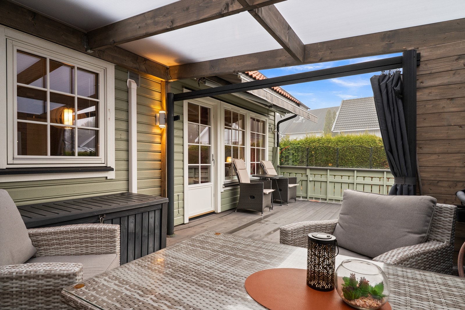 Her kan man velge om man vil sitte lunt og skjermet eller åpne opp mot øvrige deler av terrassen. Galleribilde