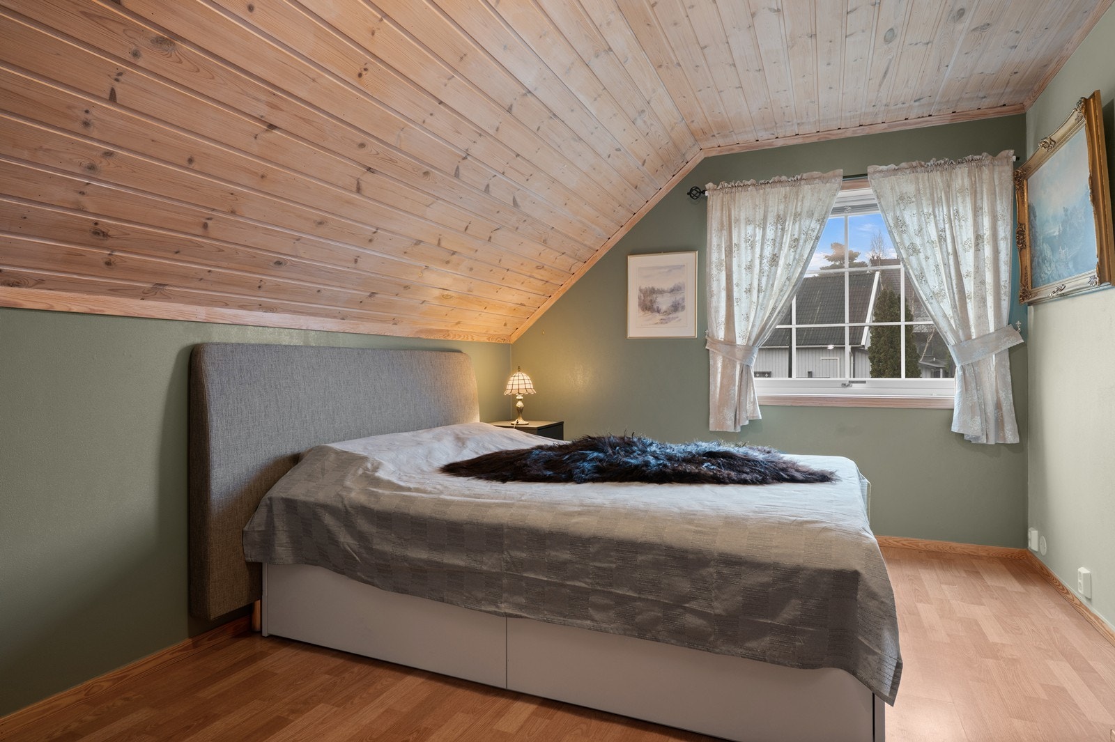 I 2. etasje er det to soverom i tillegg til toalettrom, bod og loftstue. Soverom 1. i 2. etasje er av god størrelse og har god plass til dobbeltseng. Galleribilde