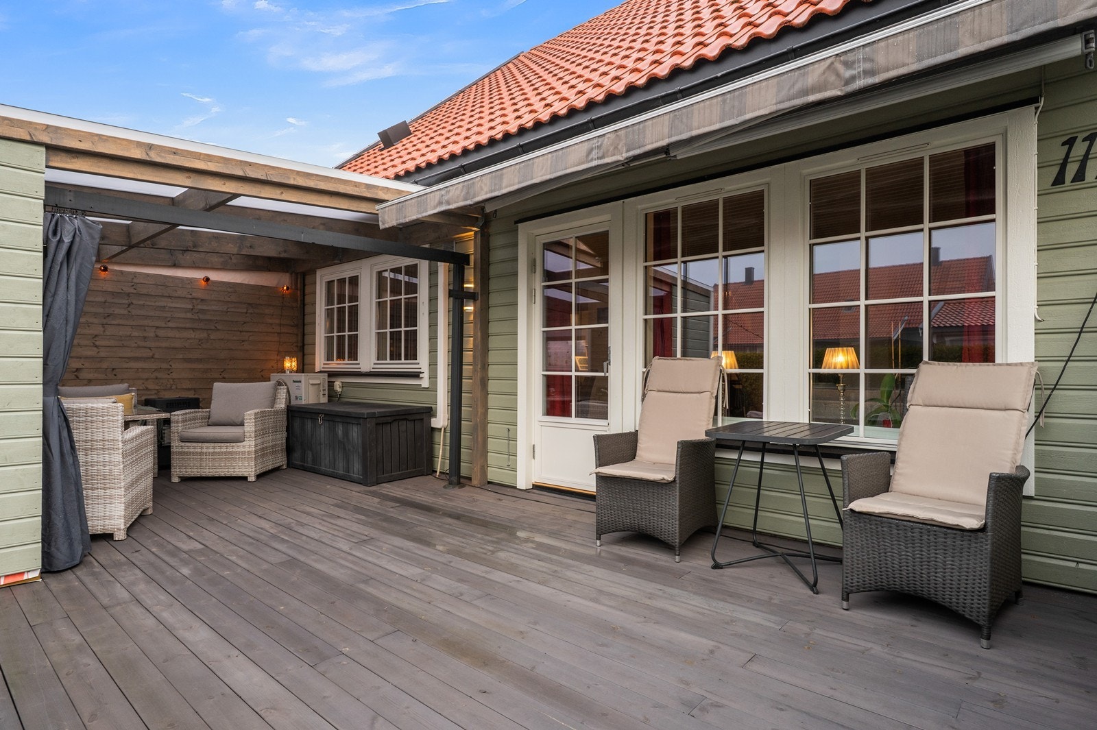 Den store terrassen strekker seg langs boligens fasade og har gode solforhold. Over deler av terrassen er det elektrisk markise, med nyere duk. Galleribilde