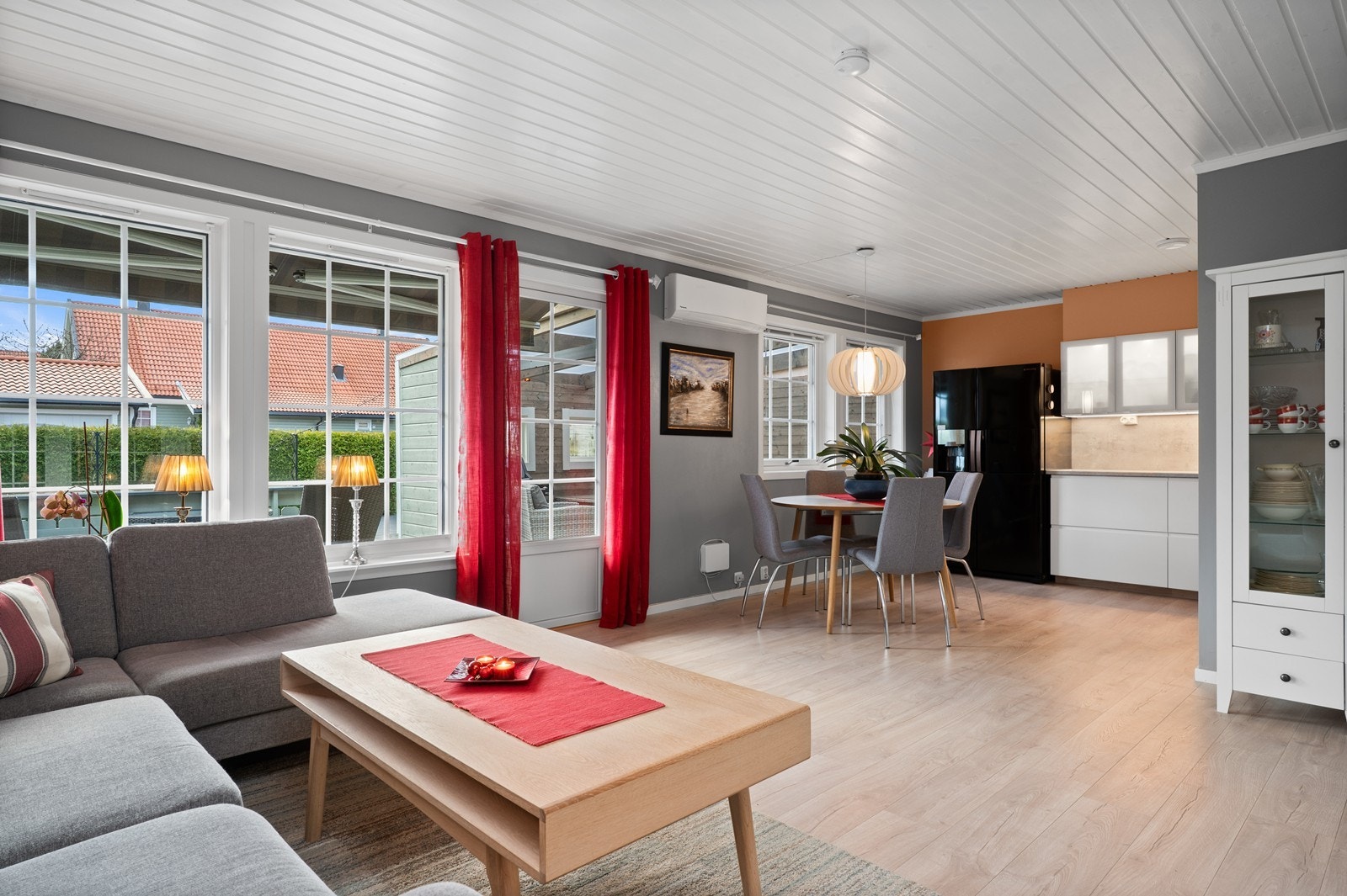 Store vindusflater gir godt med naturlig lys, og det er direkte utgang til terrassen. Galleribilde