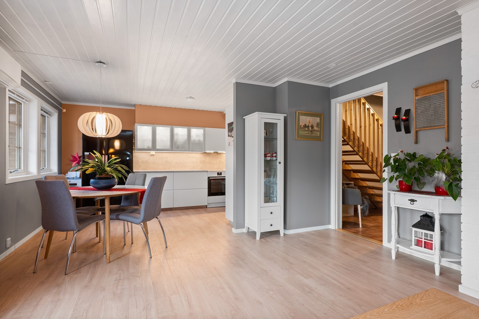 Spiseplassen danner et naturlig samlingspunkt mellom stue og kjøkken. Galleribilde