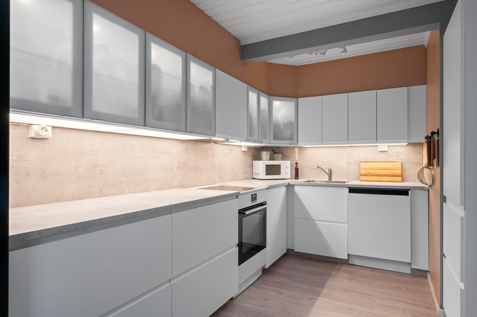 Kjøkkeninnredningen fra ca. 2018 har en moderne utførelse, med noe integrerte og noe frittstående hvitevarer. Det er god skap- og benkeplass. Galleribilde