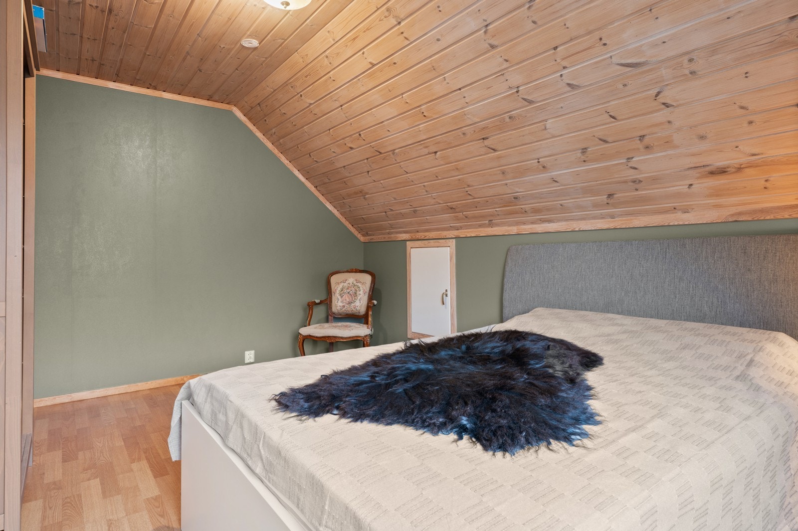 I tillegg er det tilgang til praktisk knekott med lagringsplass. Galleribilde