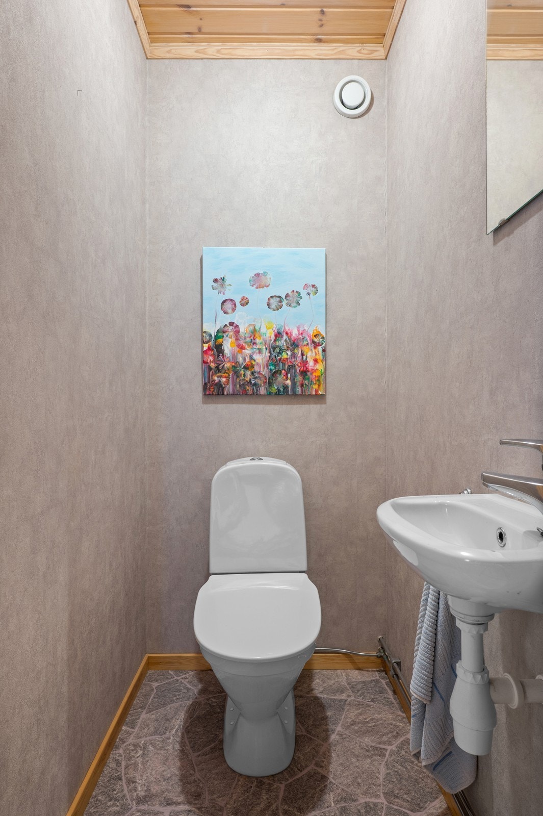 I 2. etasje har en del av opprinnelig bodrom blitt innredet som et praktisk toalettrom. Galleribilde