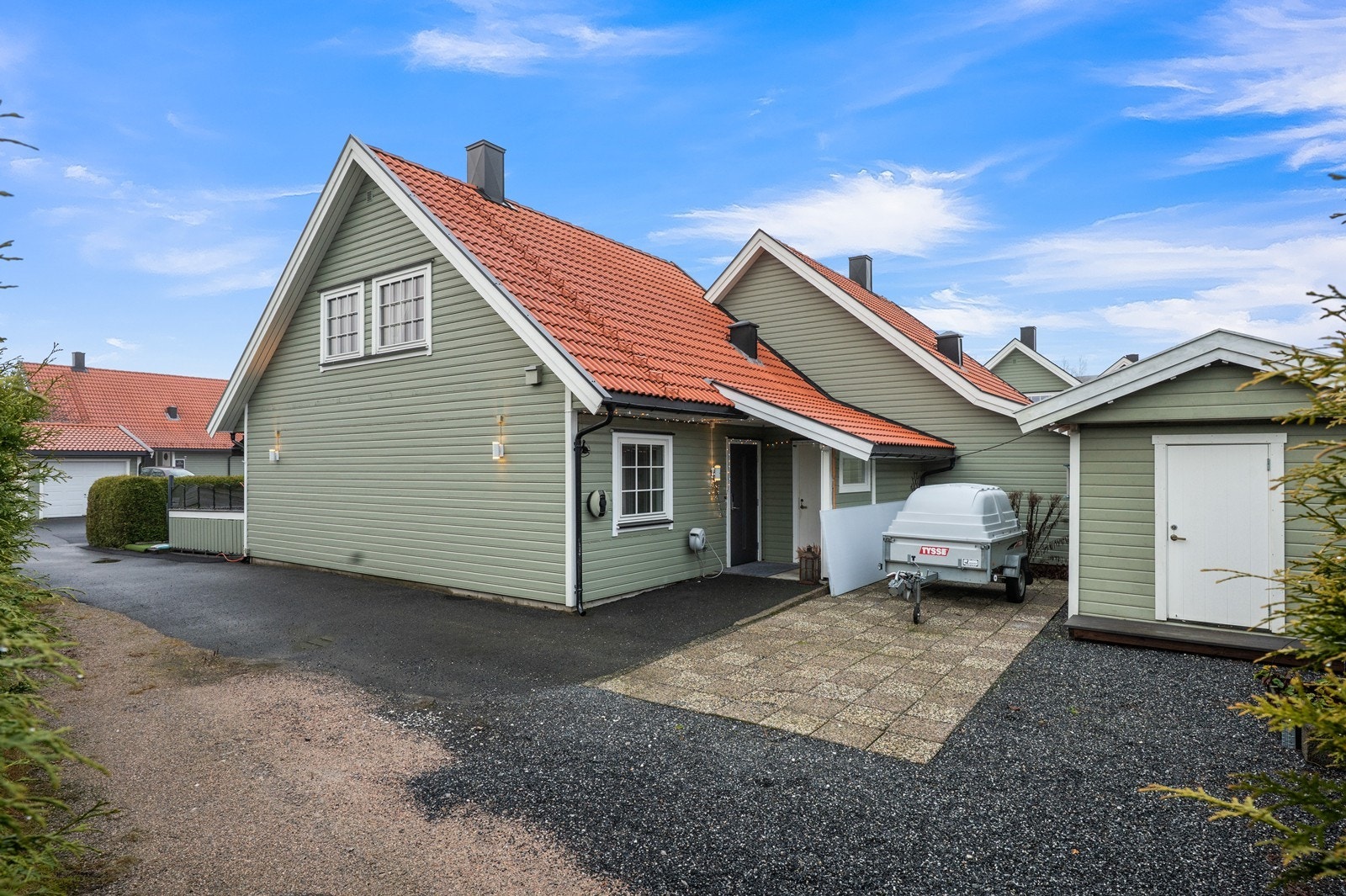 Asfaltert gårdsplass med gode parkeringsmuligheter og adkomst til boligen. I tillegg er deler av gårdsplassen hellelagt. Galleribilde