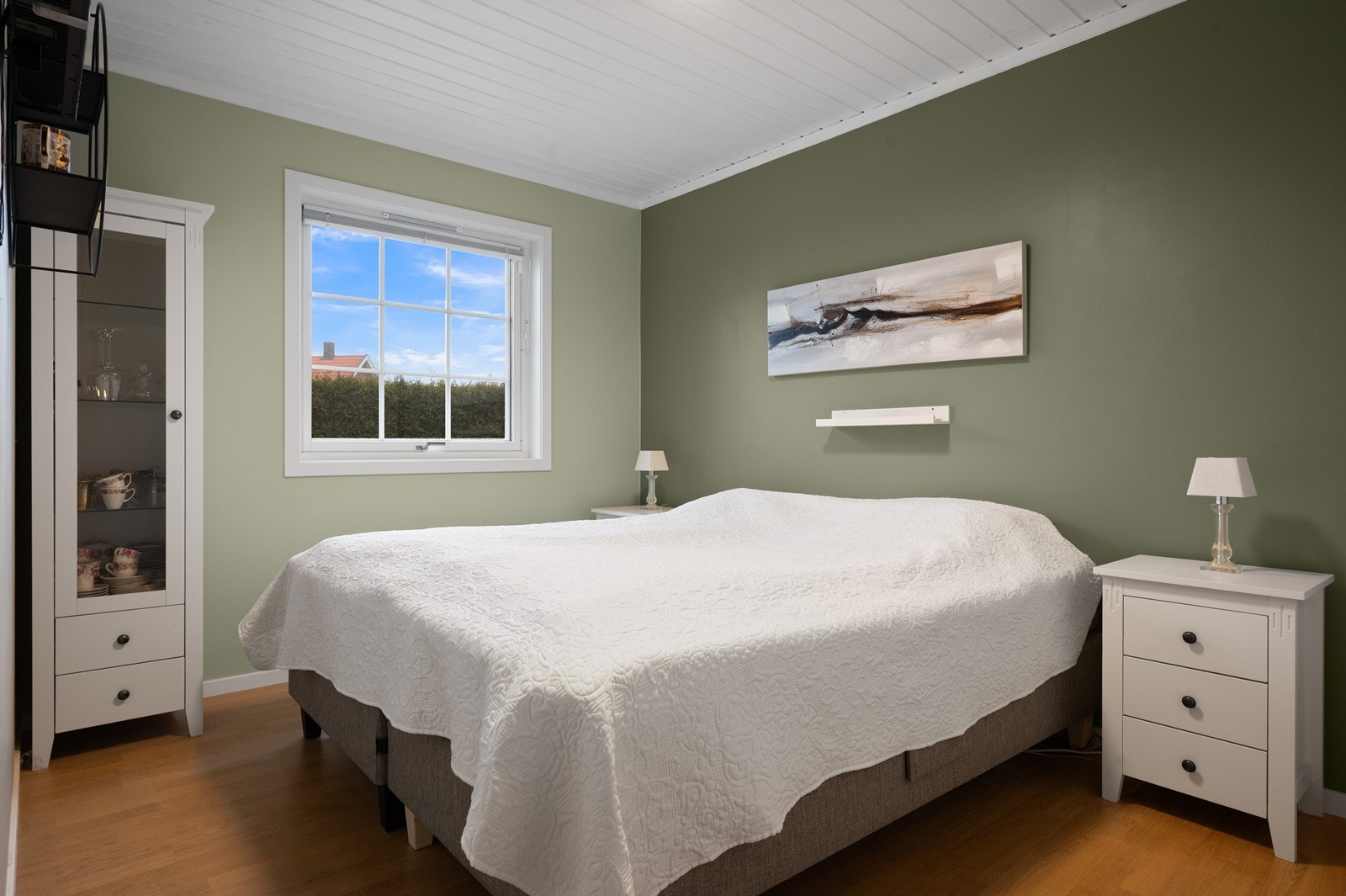 Hovedsoverommet ligger i første etasje og har god plass til dobbeltseng. Galleribilde