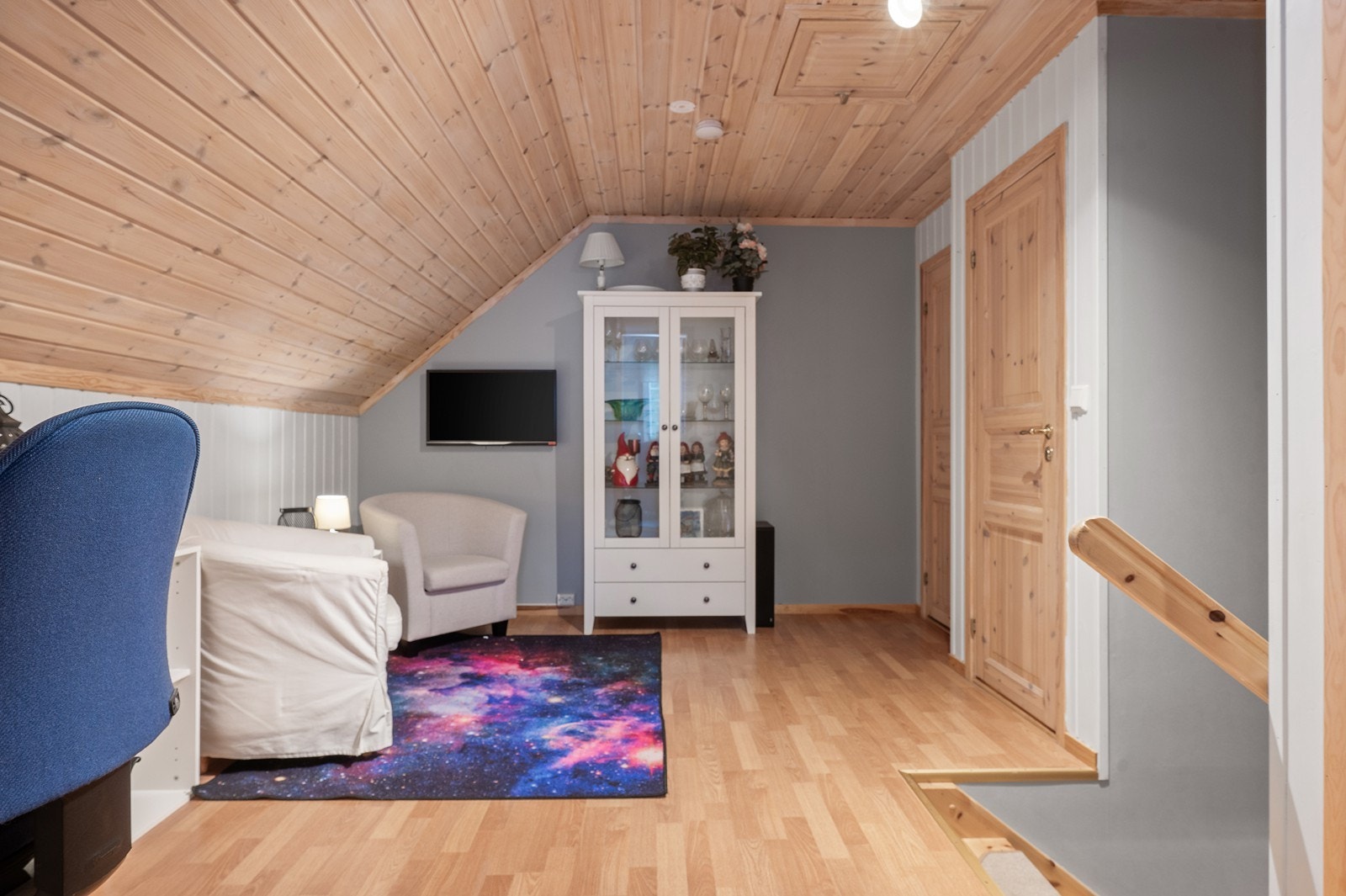 Loftstuen gir fleksible møbleringsmuligheter under det skrå paneltaket. I tillegg er det tilgang til loft for lagring via loftsluke. Galleribilde