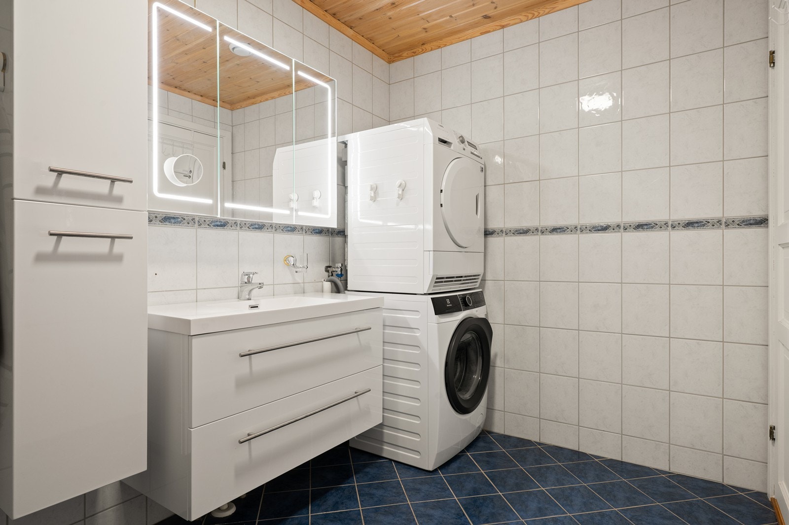 Her er det også praktisk opplegg for vaskemaskin og tørketrommel. Galleribilde