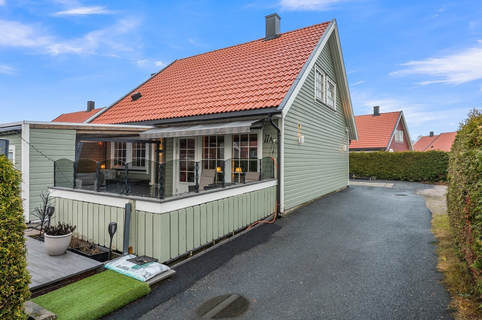 Boligen er en halvpart av en vertikaldelt tomannsbolig - et etablert og populært boligområde på Kløvningsten, med friarealene på Hevningen i som nærmeste nabo. Galleribilde