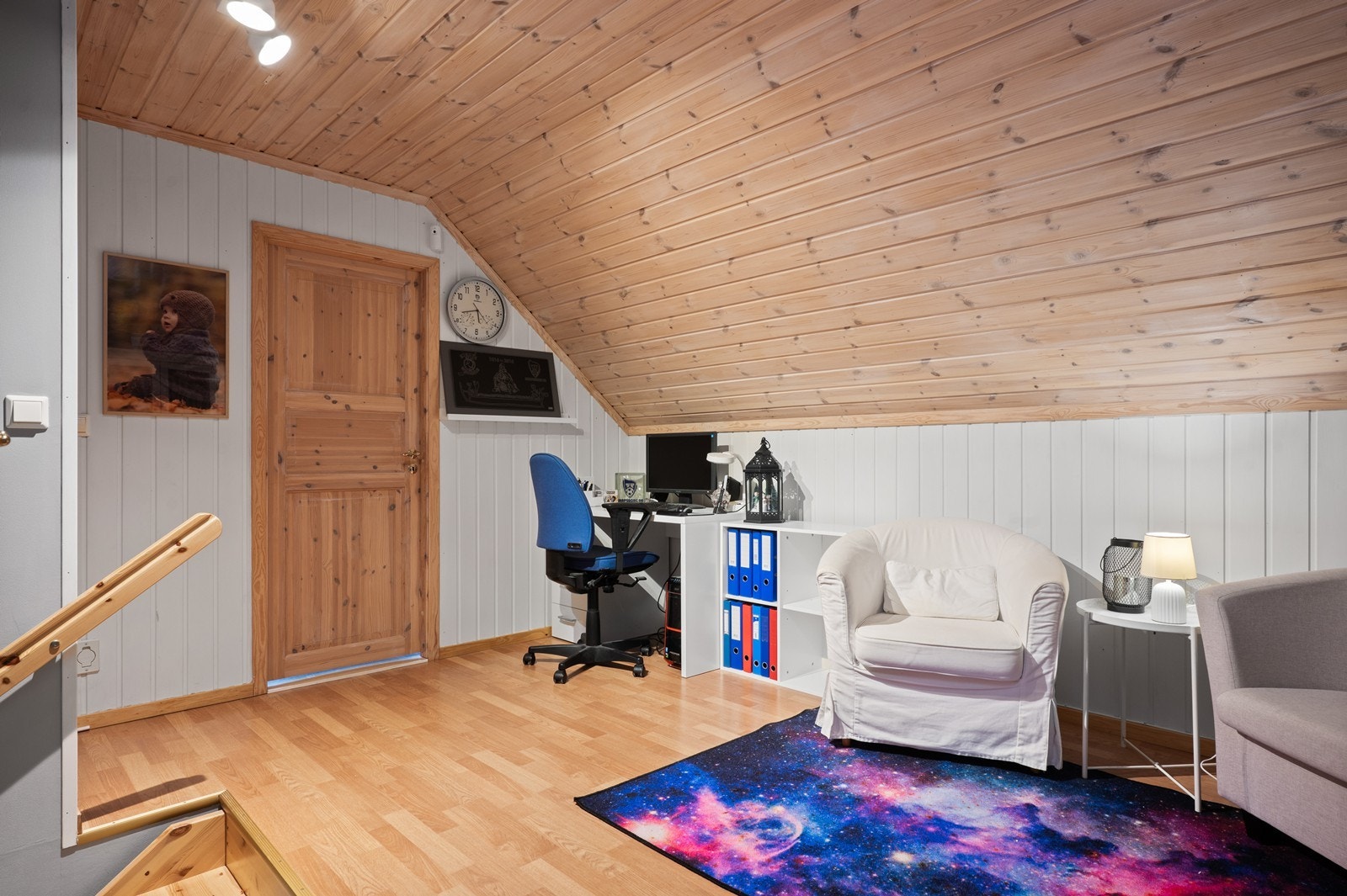 I andre etasje finner du en lys loftstue, ideell som TV-stue eller kontor, i forbindelse med trappegangen fra 1. etasje. Galleribilde