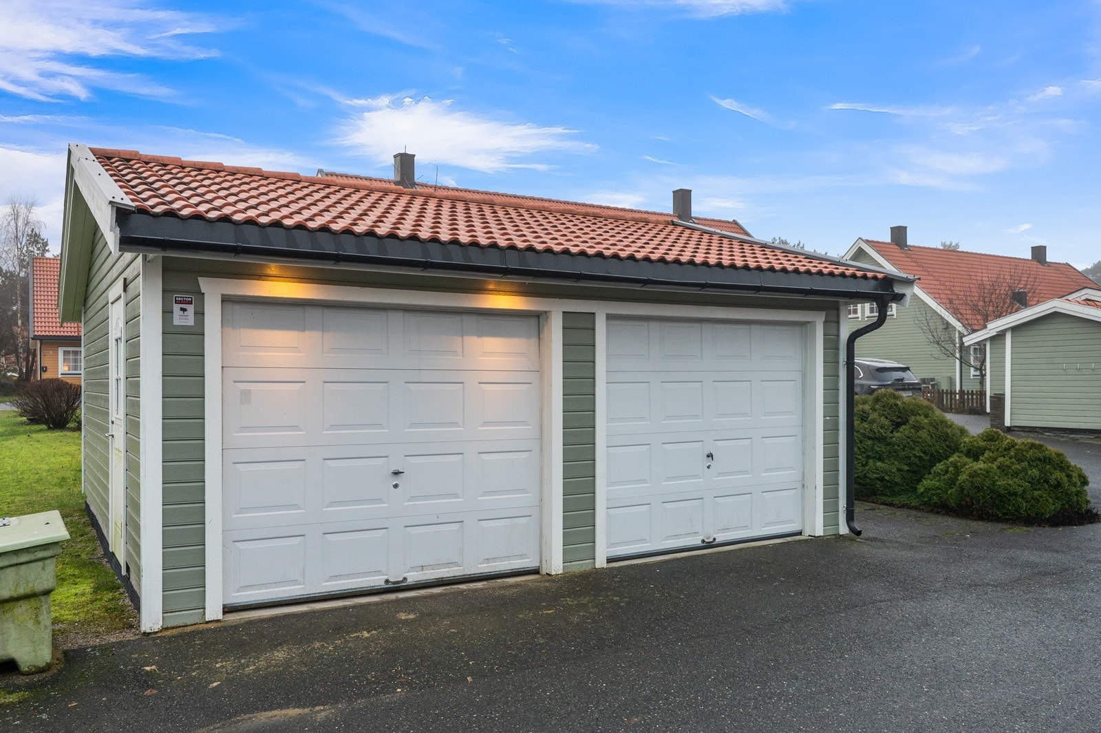 Til boligen hører det med garasjeplass for én bil samt lagringsplass, i felles garasjebygg som deles med tilliggende nabo. I følge eier er det montert elbil-lader i garasjen. Galleribilde