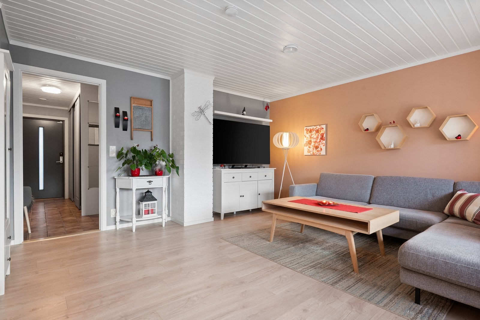 Fra stuen er det en åpen og oversiktlig løsning mot entreen. Galleribilde