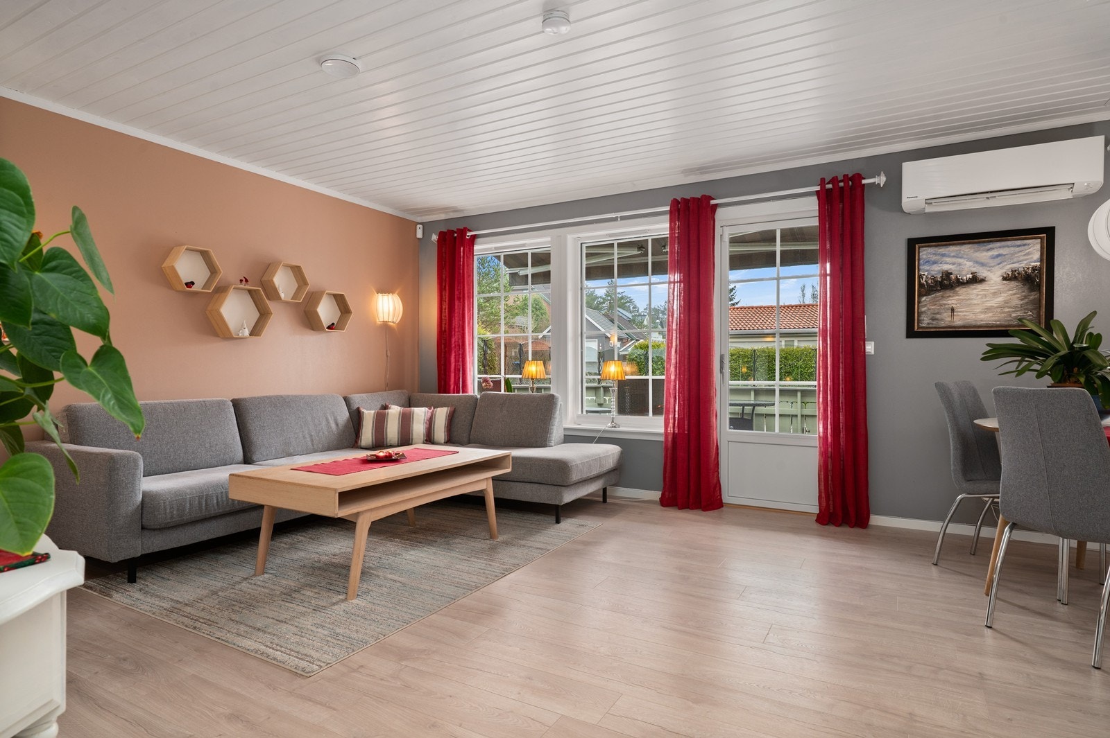 Stuen er romslig med plass til både sofagruppe og spisebord. Galleribilde