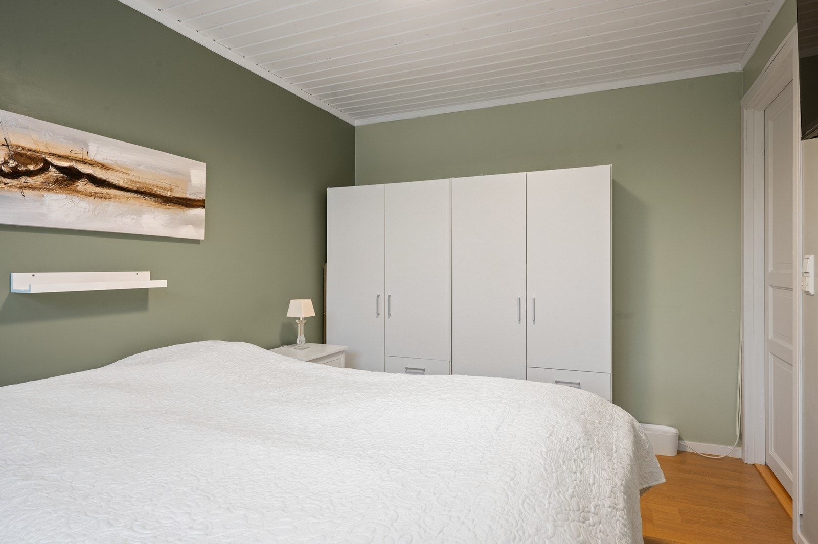 Rommet er utstyrt med en stor garderobeløsning for effektiv oppbevaring. Galleribilde