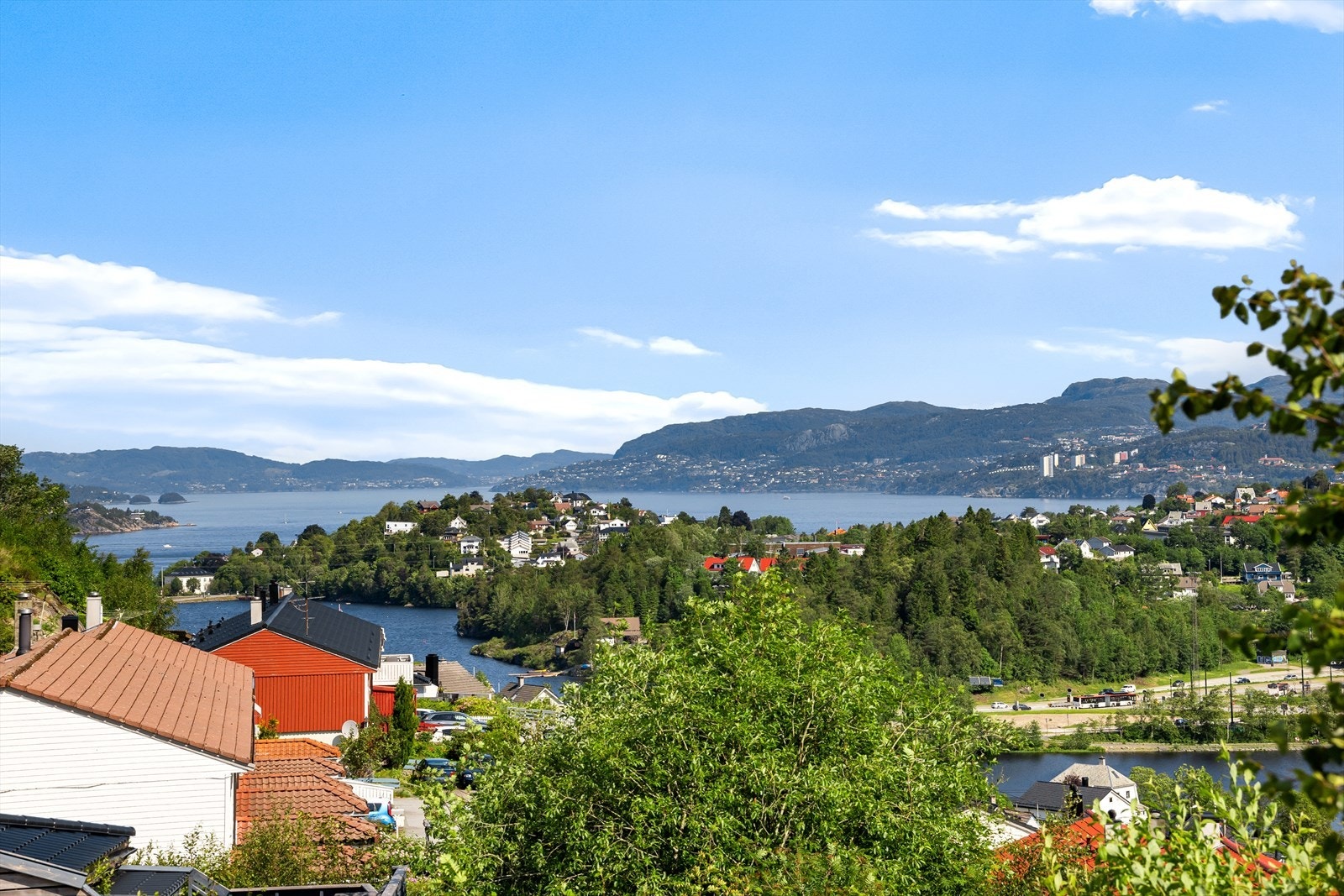 Fra terrassen er det flott utsikt mot deler av Byfjorden, Gravdalsvannet, Lyngbøvannet, Ytre Sandviken og nærområdene Galleribilde