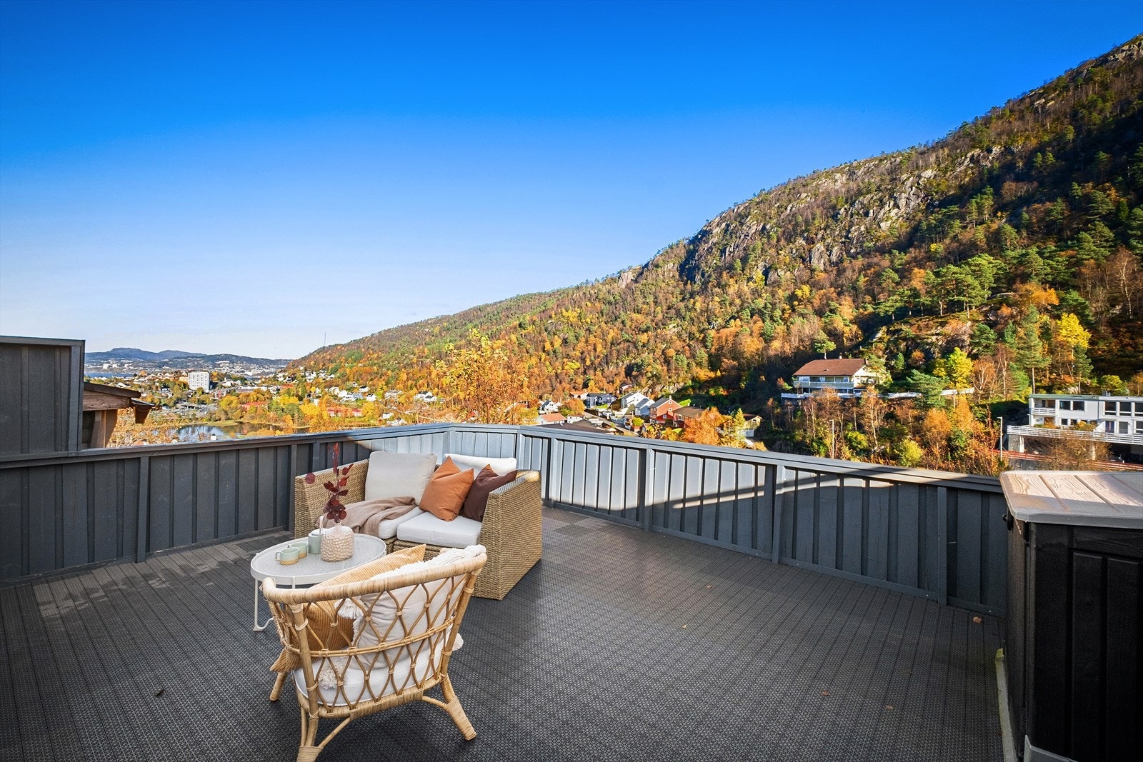 Kort vei til Nygårdslien skole, butikk, Lyngbøbanen, Laksevåghallen og Laksevåg Senter. Ca. 7-8 min. kjøring til Bergen sentrum. Galleribilde