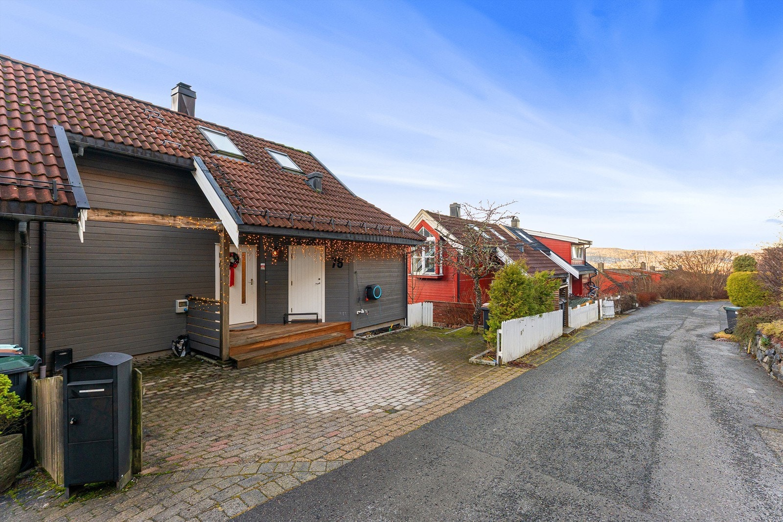 Velkommen til Nedre Berglia 76 - Stor og svært innholdsrik tomannsbolig i rolig og barnevennlig gate på Bærums Verk. Foto: Zovenfra Galleribilde