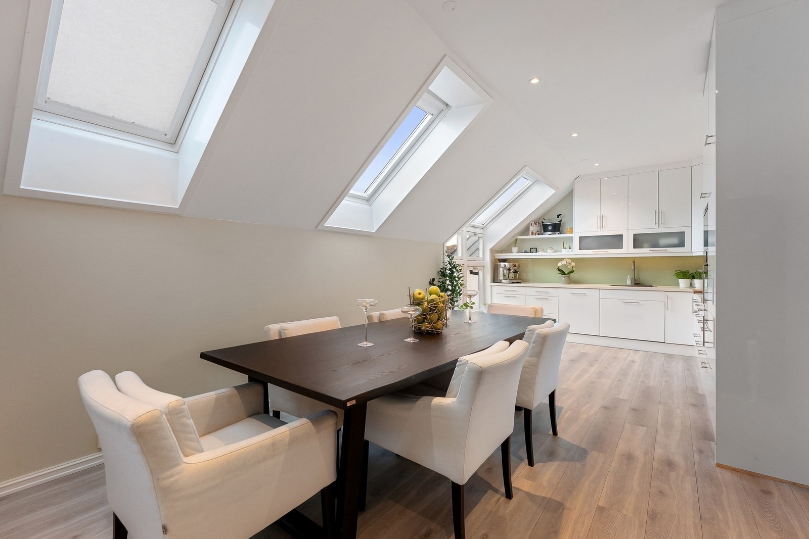 I spisestuen ved kjøkkenet er det god plass til å samle hele familien til middag Galleribilde