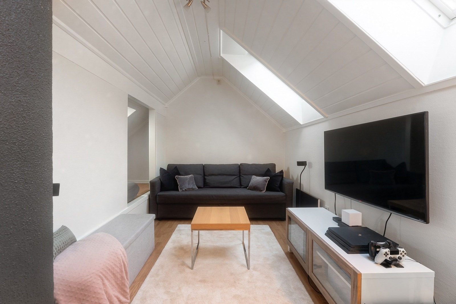 I øverste etasje finner dere et soverom med gode møbleringsmuligheter alternativt et flott ungdomsrom, og adkomst til praktisk kneloft. Soverommet er opprinnelig byggemeldt som "bod m/trapp, og er ikke bruksendret/godkjent for varig opphold Galleribilde