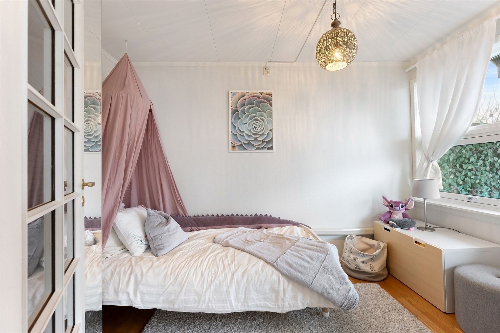 Praktisk soverom med plass for seng, skap og annet passende møblement Galleribilde