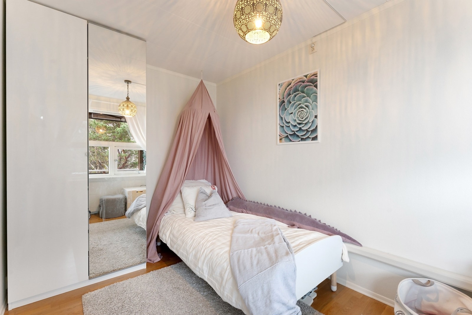 Soverom i tilknytning til stuen i første underetasje Galleribilde