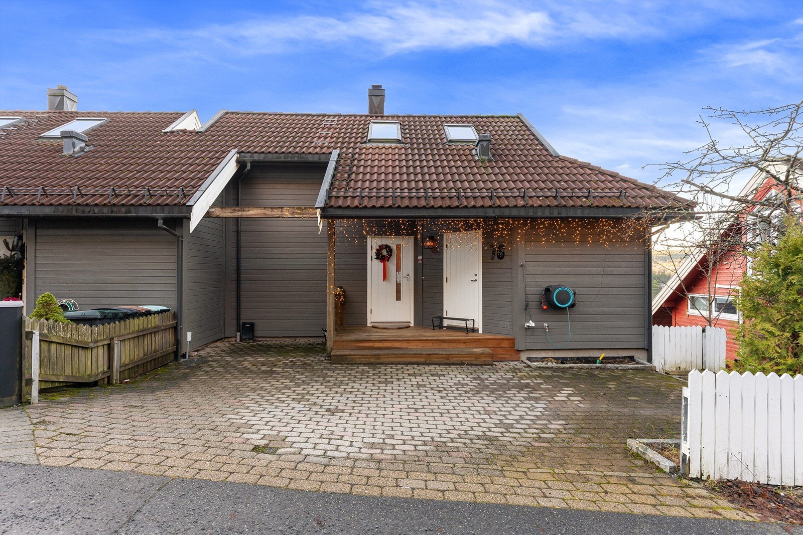 Huset har parkering i garasje og parkeringsmulighet foran huset. Til høyre for inngangsdøren er det en praktisk bod med god largringsplass Galleribilde