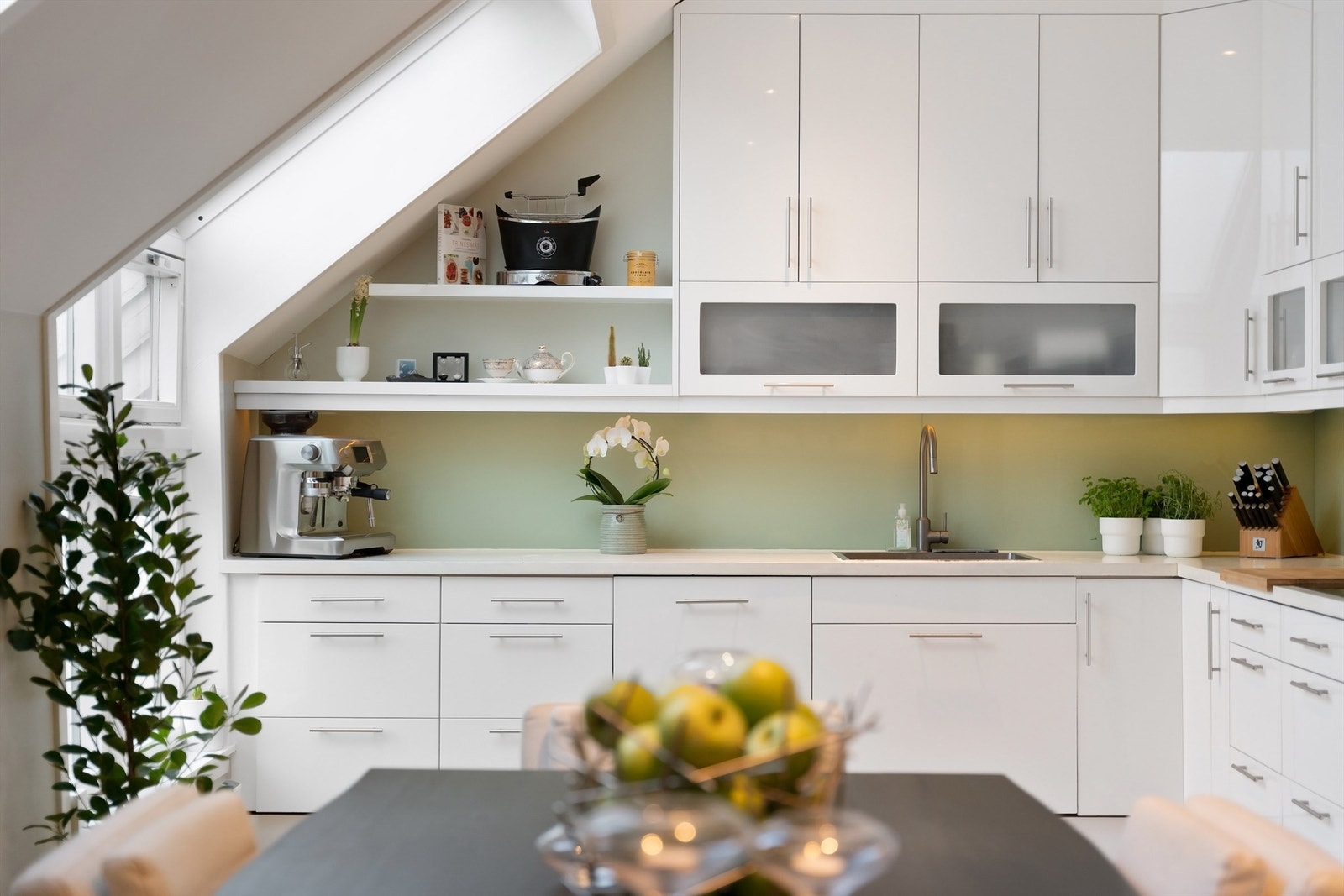 Boligen passer ypperlig for barnefamilier med blandt annet et stort spisekjøkken i etasjen man kommer inn og en stor stue med peis og TV-stue i etasjen under Galleribilde