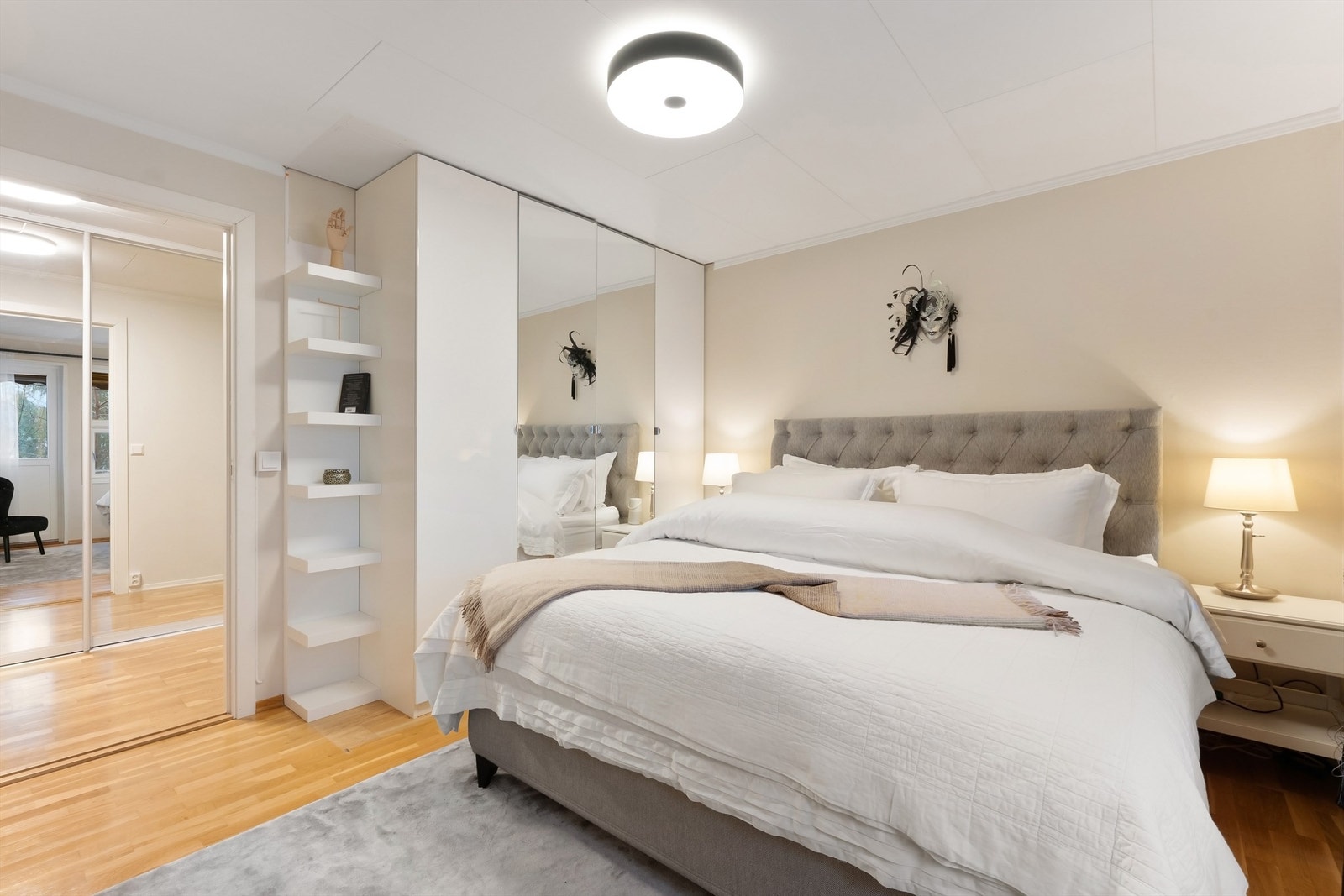 Det er garderobeskap på soverommet og direktre utgang til en stor terrasseplatting Galleribilde