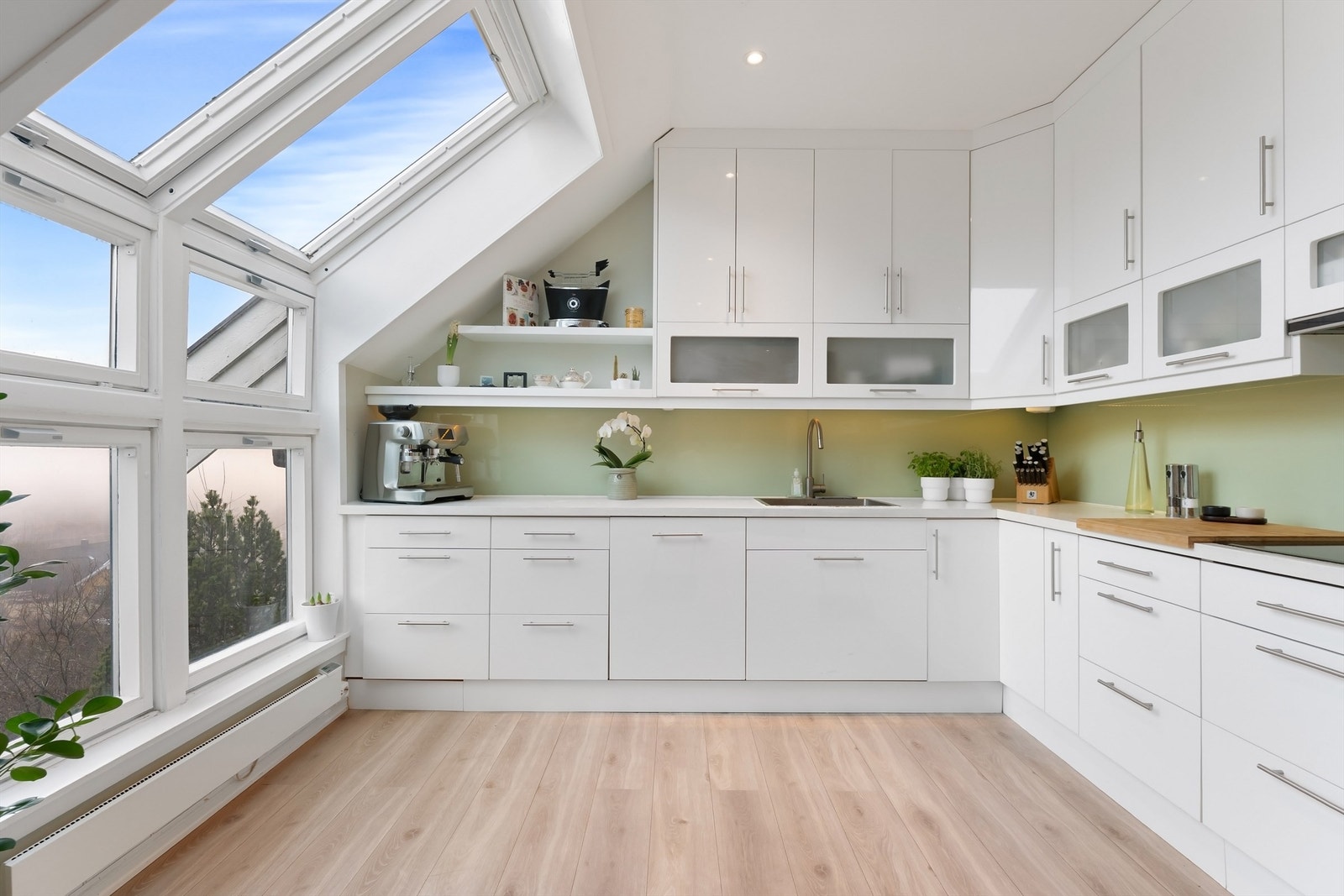 Kjøkkenet har integrert platetopp, stekeovn, mikrobølgeovn, oppvaskmaskin og kjøleskap med frysedel. Galleribilde