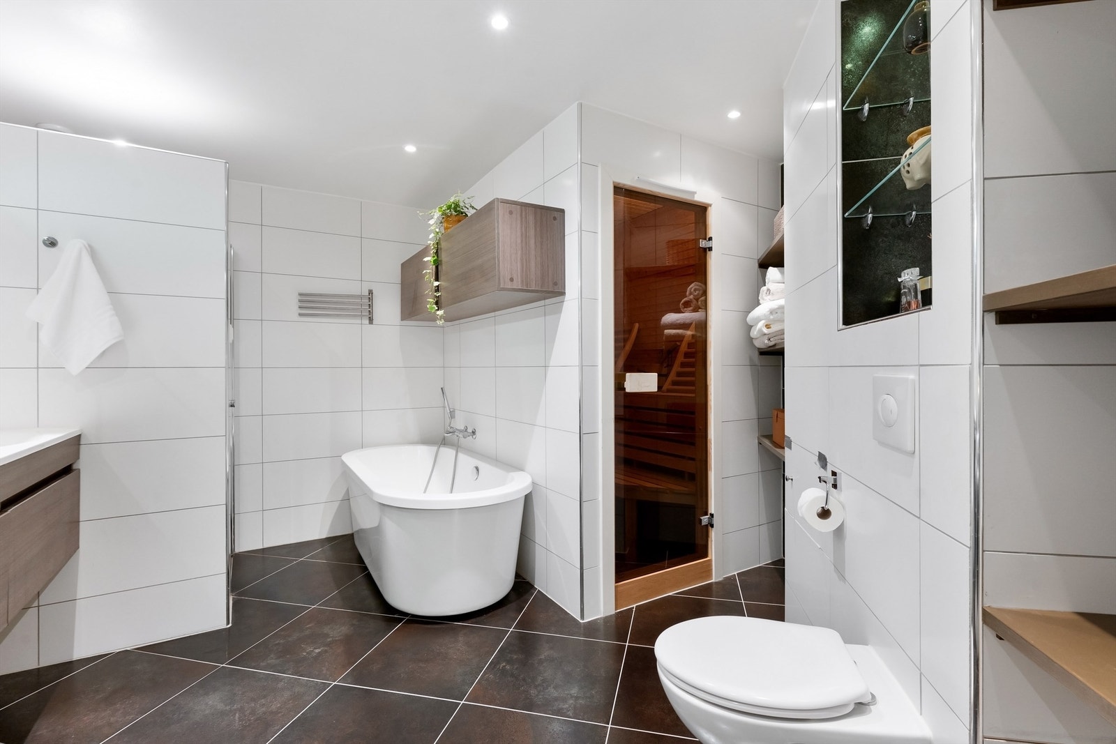 Stort og flislagt familiebad fra 2013 Galleribilde