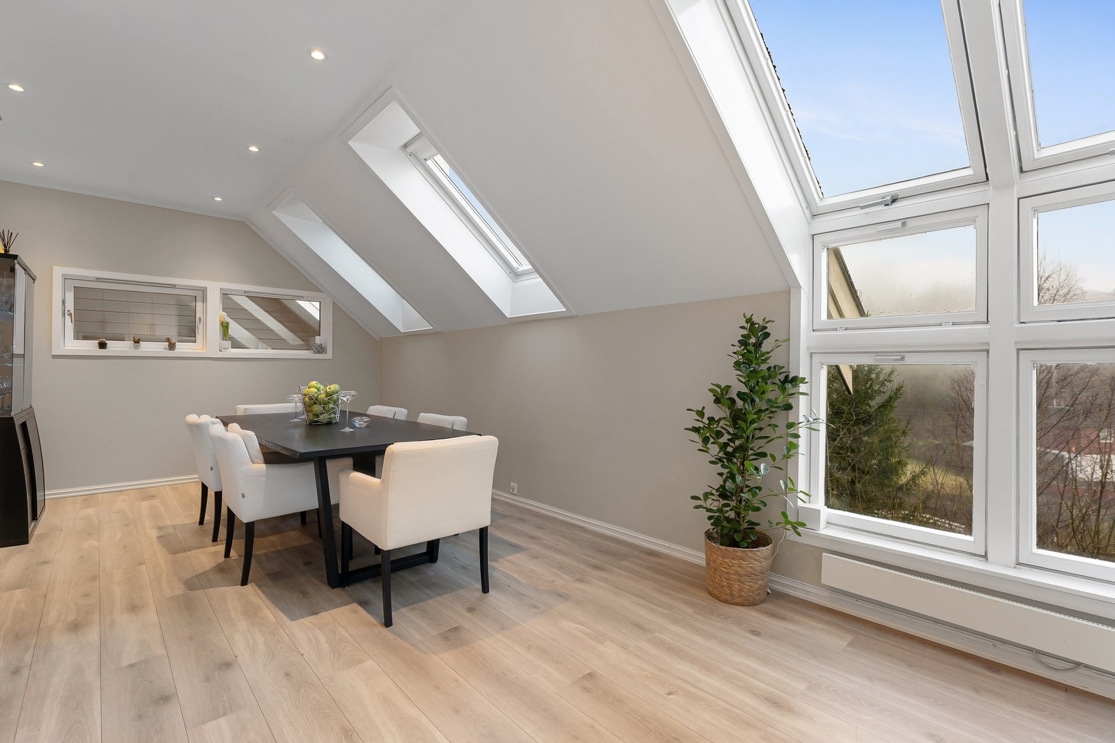 Store vindusflater gir en lys og trivelig spisestue Galleribilde