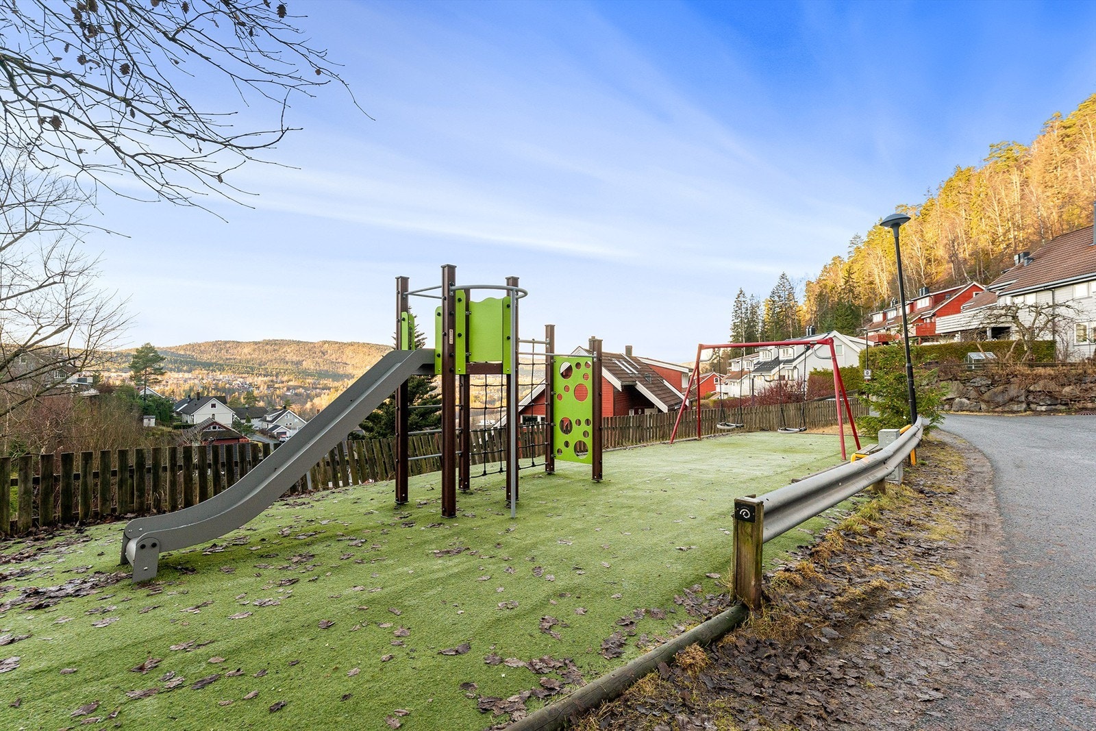 Huseierforeningen har flotte fellesarealer blandt annet med fine lekeplasser Galleribilde