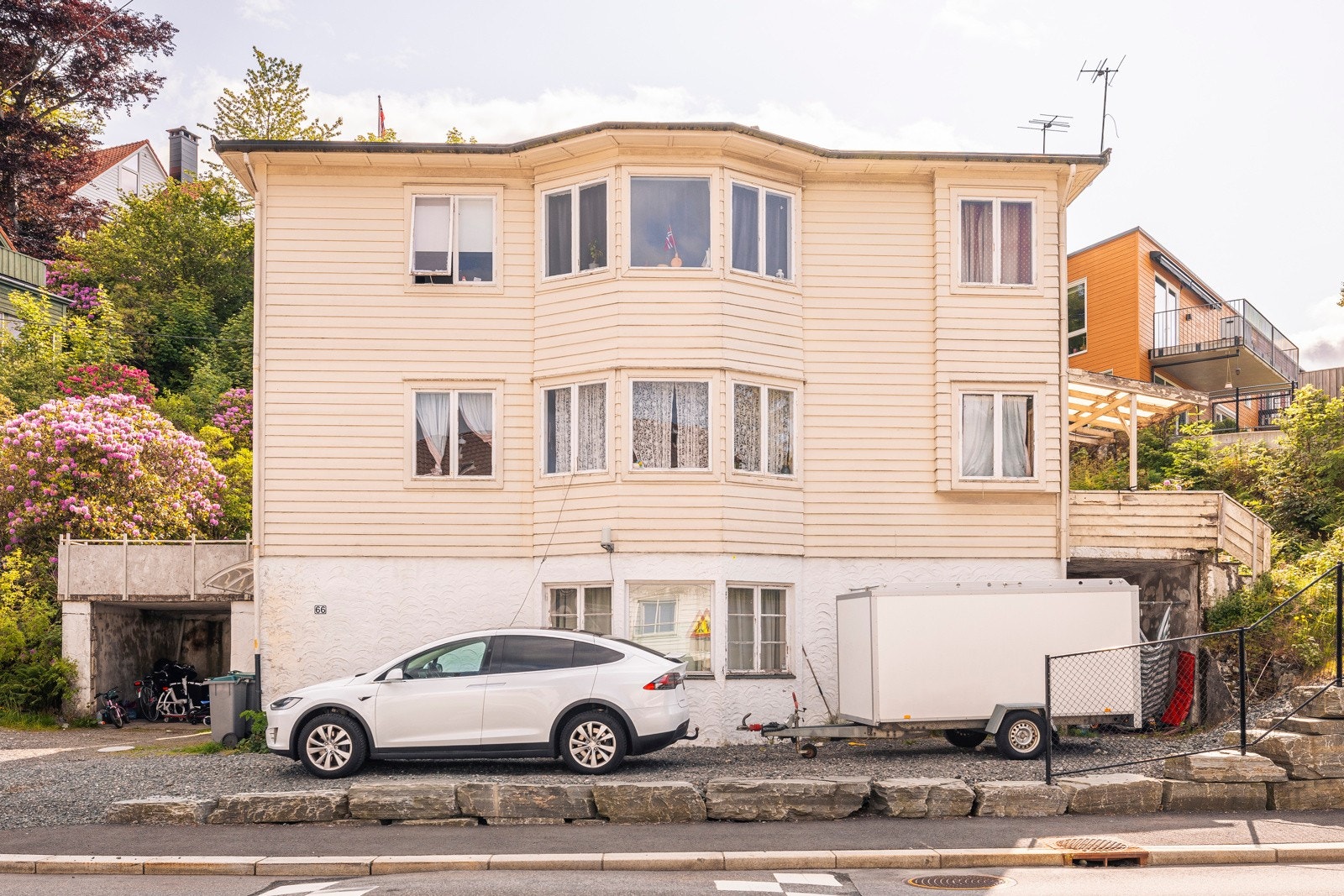 Det er godt med biloppstillingsplasser på fremsiden av tomten, samt en carport/garasje. Galleribilde