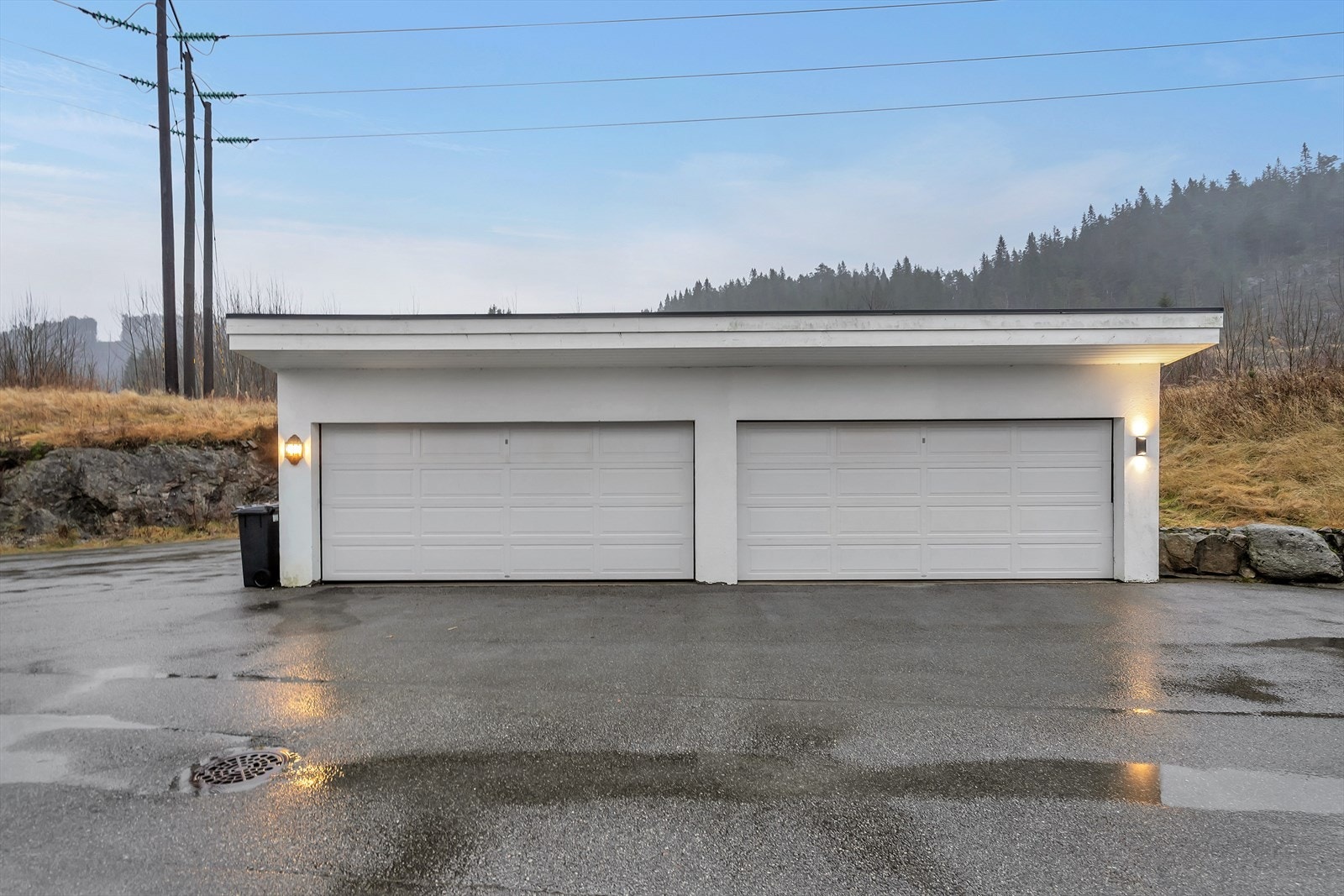 Garasjen til venstre hører til leiligheten. Galleribilde